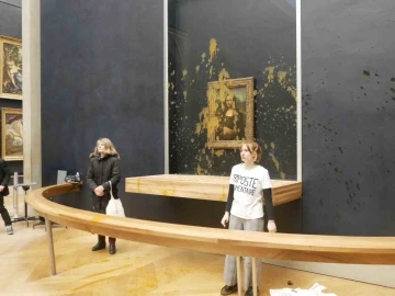 Aktivistler Mona Lisa tablosuna çorba fırlattı
