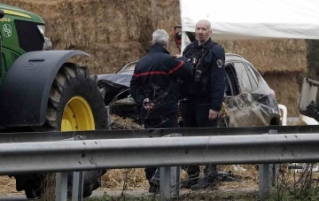 Fransa’da araç eylem yapan çiftçilerin arasına daldı: 1 ölü
