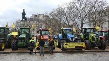 Fransa’da çiftçiler traktörleriyle yol kapattı

