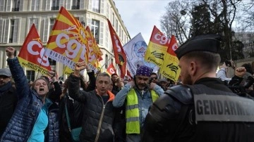Fransa'da emeklilik reformu karşıtları, gensoruya destek için Cumhuriyetçilerin kapısına dayand