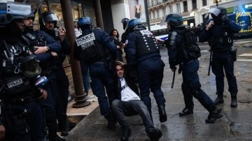 Fransa'da polis aracının çarptığı gencin ölümü şiddet olaylarına neden oldu