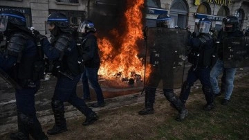 Fransa'da polis ile göstericiler arasında şiddet olayları yaşanıyor