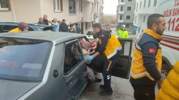 Bursa’da freni boşalan otomobil park halindeki araca çarptı: 2 yaralı