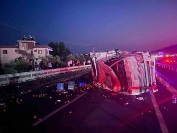 Freni patlayan domates yüklü kamyon 3 araca çarptı: 1 ölü, 5 yaralı

