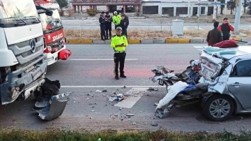 Kırıkkale'de freni tutmayan kamyon otomobile çarptı