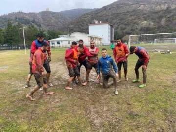 Futbolcular, ligin ikinci yarısının başlamasını çamurda sevinerek kutladı
