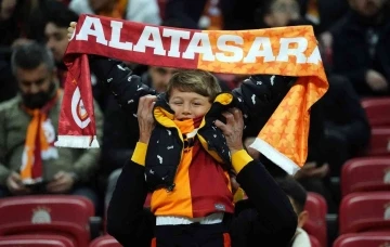 Galatasaraylı futbolcular, liderliği taraftarıyla kutladı