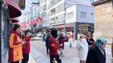 Galatasaray taraftarlarından çiçekli kutlama