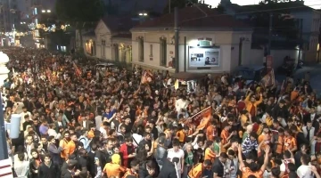 Galatasaraylı taraftarlar şampiyonluğun ardından Taksim’e akın etti

