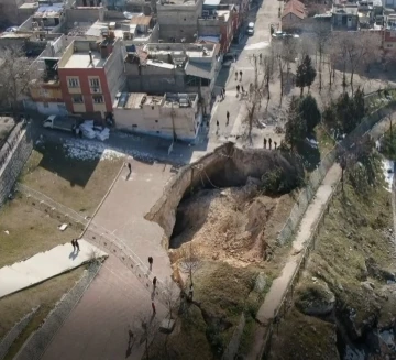 Gaziantep’te deprem sonrası dev obruk oluştu