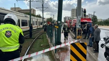 Gaziantep’te tramvayın üzerine yıldırım düştü
