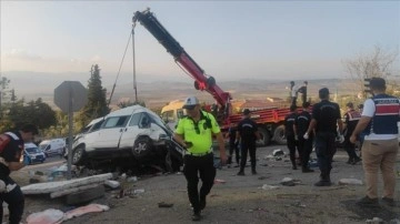 Gaziantep'te seyir halindeki kamyon trafik ışığındaki 3 araca çarptı: 6 ölü, 16 yaralı