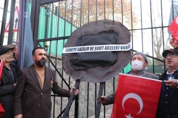 Gaziler ile şehit yakınları, İsveç’in Ankara Büyükelçiliği’ne siyah çelenk bıraktı
