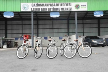 Gaziosmanpaşa’da evdeki atıklarıyla bisiklet kazandılar
