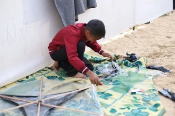 Gazze’de çocuklar acılarını uçurtmalarla unutmaya çalışıyor
