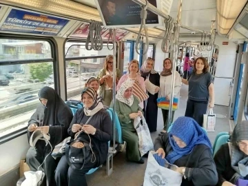 Gazze için metroda örgü örerek yolculuk yaptılar
