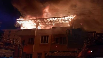 Erbaa'da Gecenin Karanlığını Alevler Aydınlatan Çatı Yangını
