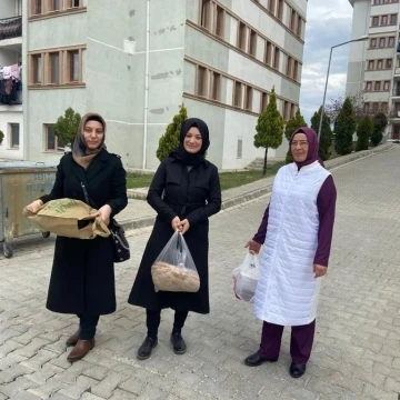 Gediz’de AK Partili kadınlar pişirdikleri yemeklerle vatandaşın sofrasına konuk oluyor
