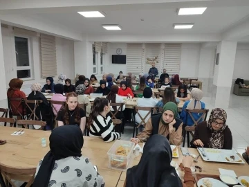 Gediz’de hafız kızlar ile üniversite okuyan kız öğrenciler iftarda bir bir araya geldi
