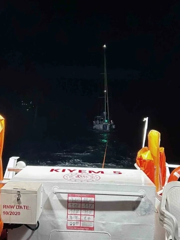 Gemiler Adası açıklarında arızalanan tekneyi KIYEM ekipleri kurtardı
