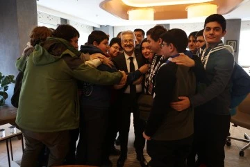 Gençlerden Bursa Nilüfer Belediye Başkanı Turgay Erdem'e sıcak ilgi 