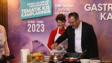 Gençlik ve Spor Bakanı Kasapoğlu, "Gastronomi Kampı"nda kestane aşı pişirdi