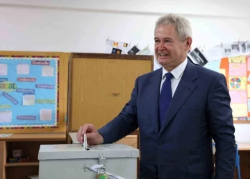 GKRY’de liderlik seçimini eski Dışişleri Bakanı Christodoulides kazandı