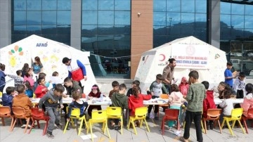 Gönüllü eğitim neferleri Malatya'daki depremzede çocuklar için görev başında