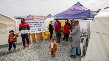 Gönüllü sağlık çalışanları Hatay'da sahra hastanesinde afetzedeleri tedavi ediyor