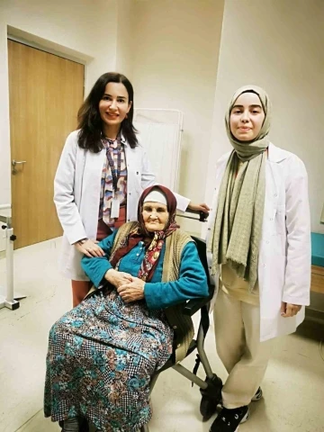 Göreve başlar başlamak ilk baktığı hasta 107 yaşındaki yaşlı kadın oldu
