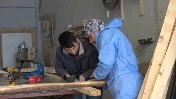 Gümüşhane’de üretilen ahşap prefabrik evler deprem bölgesine gönderilecek
