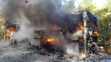 Günel Koreli turistleri taşıyan tur otobüsü alev alev yandı
