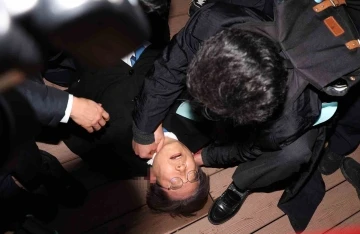 Güney Kore’de boynundan bıçaklanan ana muhalefet lideri ameliyat oldu
