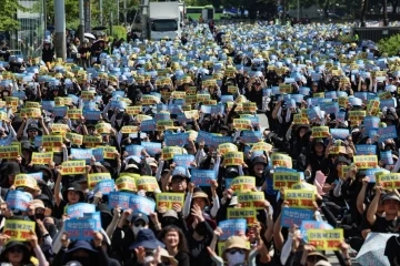 Güney Kore’de veli zorbalığı öğretmenleri sokağa döktü
