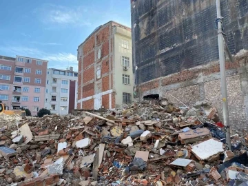 Güngören’de yıkım esnasında 2 bina hasar gördü
