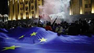 Gürcistan'da parlamento binası önünde toplanan göstericiler emniyet güçlerince dağıtıldı