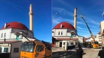 Gürün'de depremde hasar gören minarelerin yıkımına başlandı
