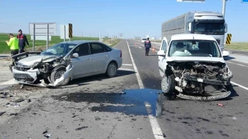 Hafif ticari araçla otomobil çarpıştı: 3 yaralı
