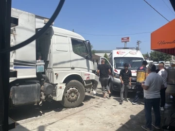 Hafriyat kamyonu ile tur midibüsü çarpıştı: 7 yabancı uyruklu turist yaralandı
