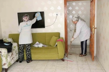 Haliliye’de evde bakim hizmeti ile haneler temizleniyor
