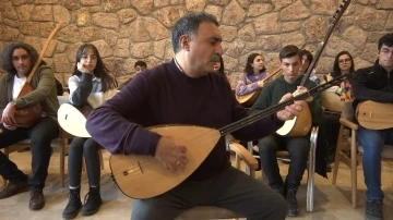Halk müziği sanatçısı Erzincan, 4 yıldır köy köy gezerek bağlama geleneğini yaşatıyor
