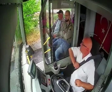 Halk otobüsü şoförü otobüsü durdurdu yaşlı kadını karşıya geçirdi

