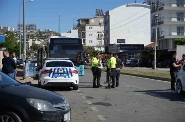 Halk otobüsü trafik ışıklarında bekleyen araçların arasına daldı: 3 yaralı
