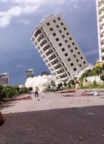 Hasarlı binanın yıkım sırasında çöktüğü anlar kamerada
