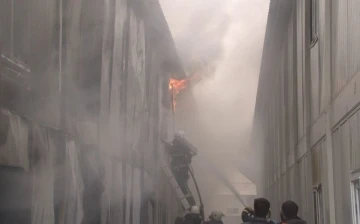 Hastane inşaatında çalışan 200 işçinin kaldığı konteyner alev alev yandı
