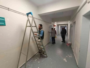 Hastanedeki yıpranan ve dökülen duvarlar boyatıldı
