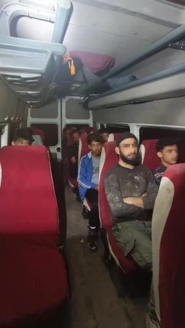 Hatay’da 11 kaçak göçmen minibüste yakalandı
