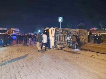 Hatay’da  polisleri taşıyan midibüs devrildi: 10 yaralı