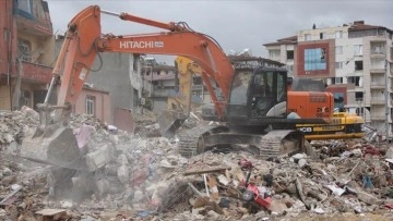 Hatay'da bina yıkım ve enkaz kaldırma çalışmaları 30 mahallede devam etti