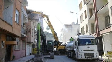 Hatay'da depremlerde hasar alan 11 bina kontrollü yıkıldı